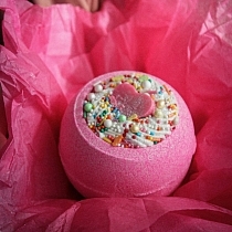 Картинка Leosilverhome Бомбочка для ванны «Love is..», 220 г от магазина gnom.land