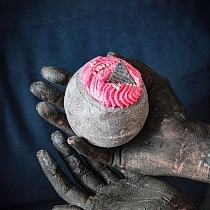 Картинка Leosilverhome Шиммер бомбочка для ванны «Магма», 220 г от магазина gnom.land