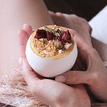 Картинка Leosilverhome Бомбочка для ванны «Пудровый рай», 220 г от магазина gnom.land