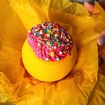 Картинка Leosilverhome Бомбочка для ванны «Смузи бомб» с уточкой внутри, 220 г от магазина gnom.land